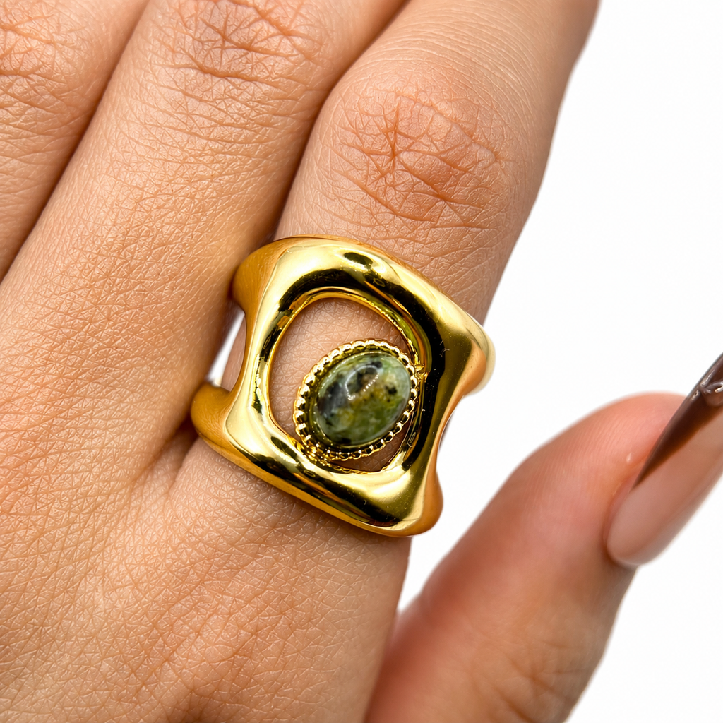 Bague - April
