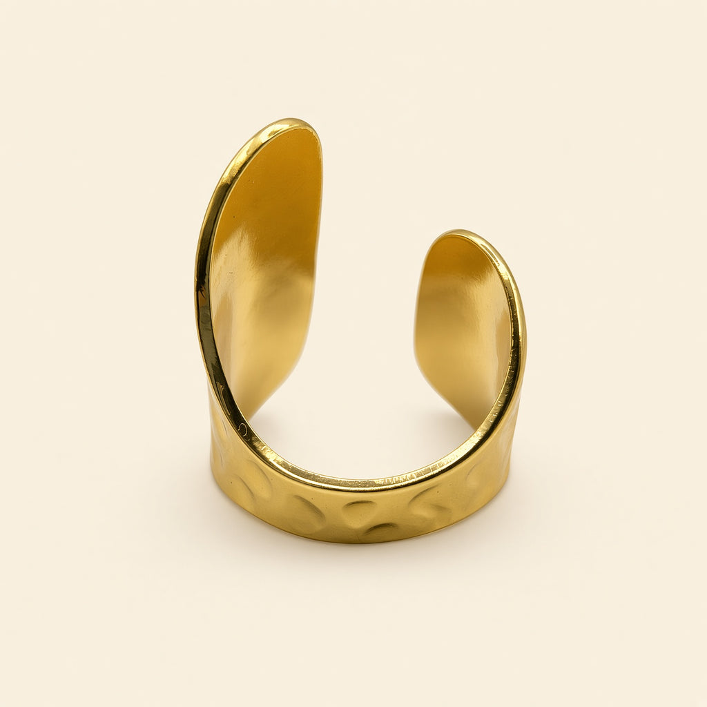 Bague ajustable Zahra dorée — vue de dos, anneau ouvert ajustable