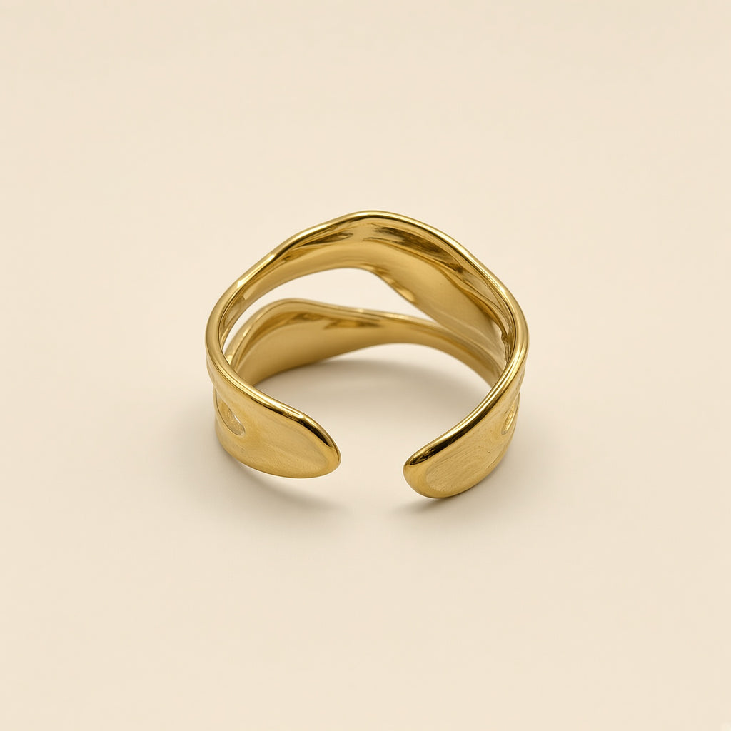 Bague ajustable Julya dorée — vue de dos, anneau ouvert ajustable