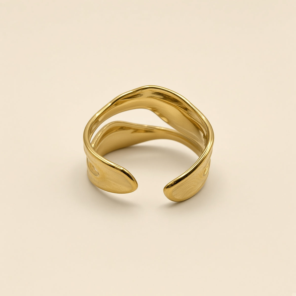 Bague ajustable Julya dorée — vue de dos, anneau ouvert ajustable