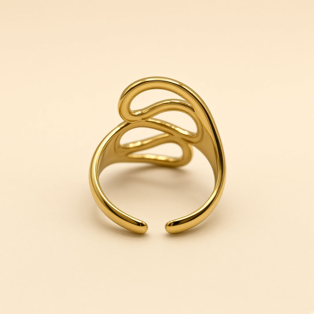 Bague ajustable Chloé dorée — vue de dos, anneau ouvert ajustable