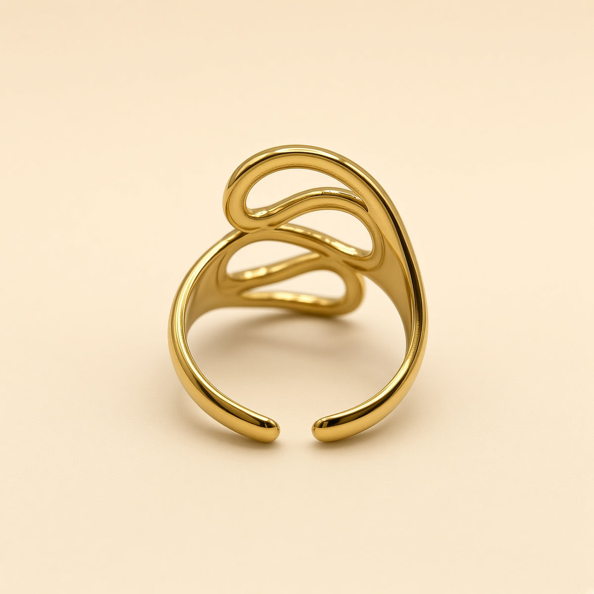 Bague ajustable Chloé dorée — vue de dos, anneau ouvert ajustable