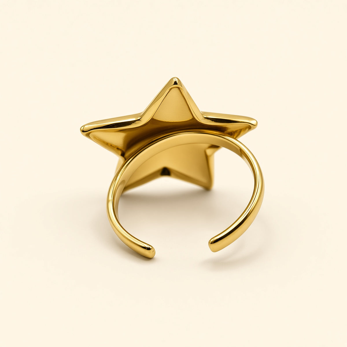 Bague ajustable Aylin dorée — vue de dos, anneau ouvert ajustable