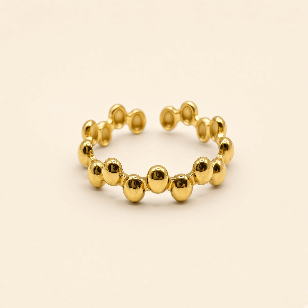 Bague ajustable Clara dorée — vue de dos, anneau ouvert ajustable