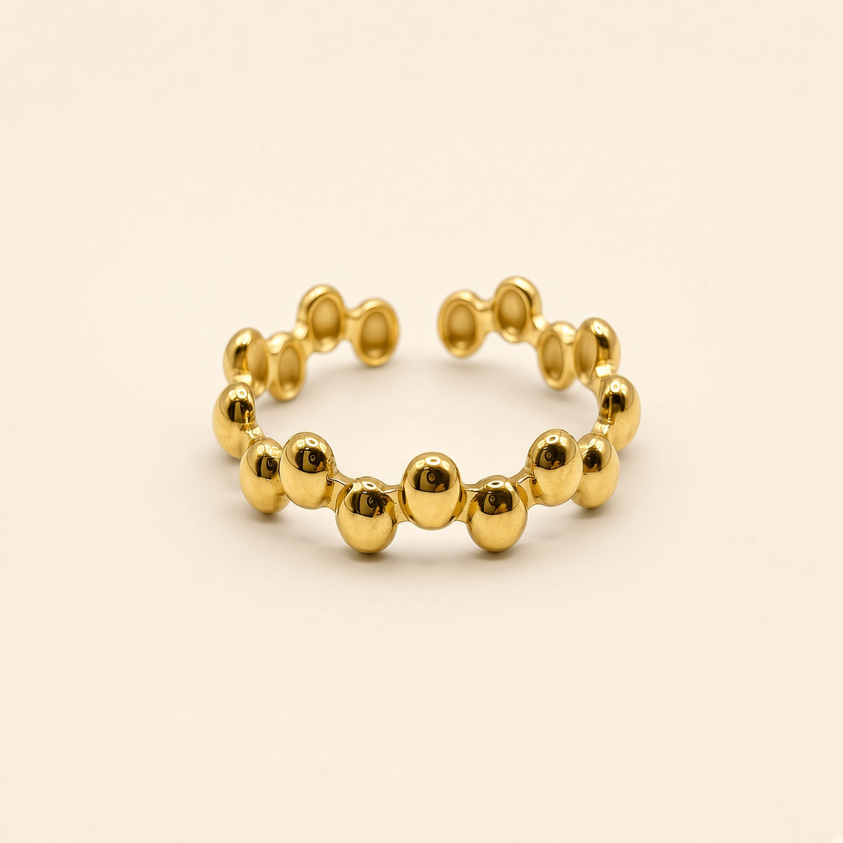Bague ajustable Clara dorée — vue de dos, anneau ouvert ajustable