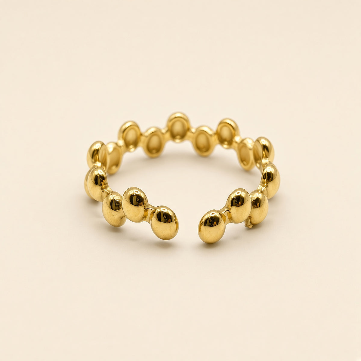 Bague ajustable Clara dorée — vue de face, pois ovales