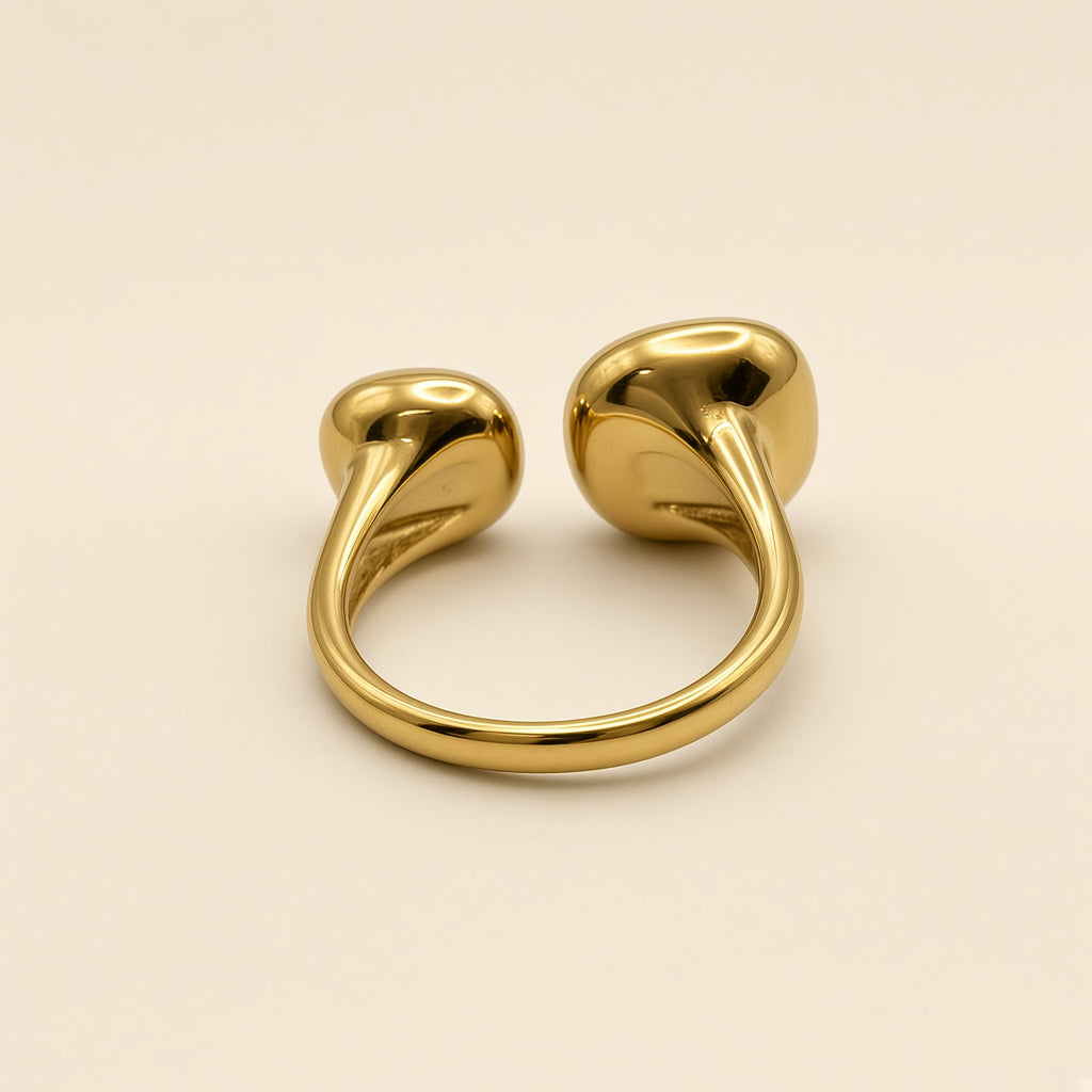 Bague ajustable Marilou dorée — vue de dos, anneau ouvert ajustable