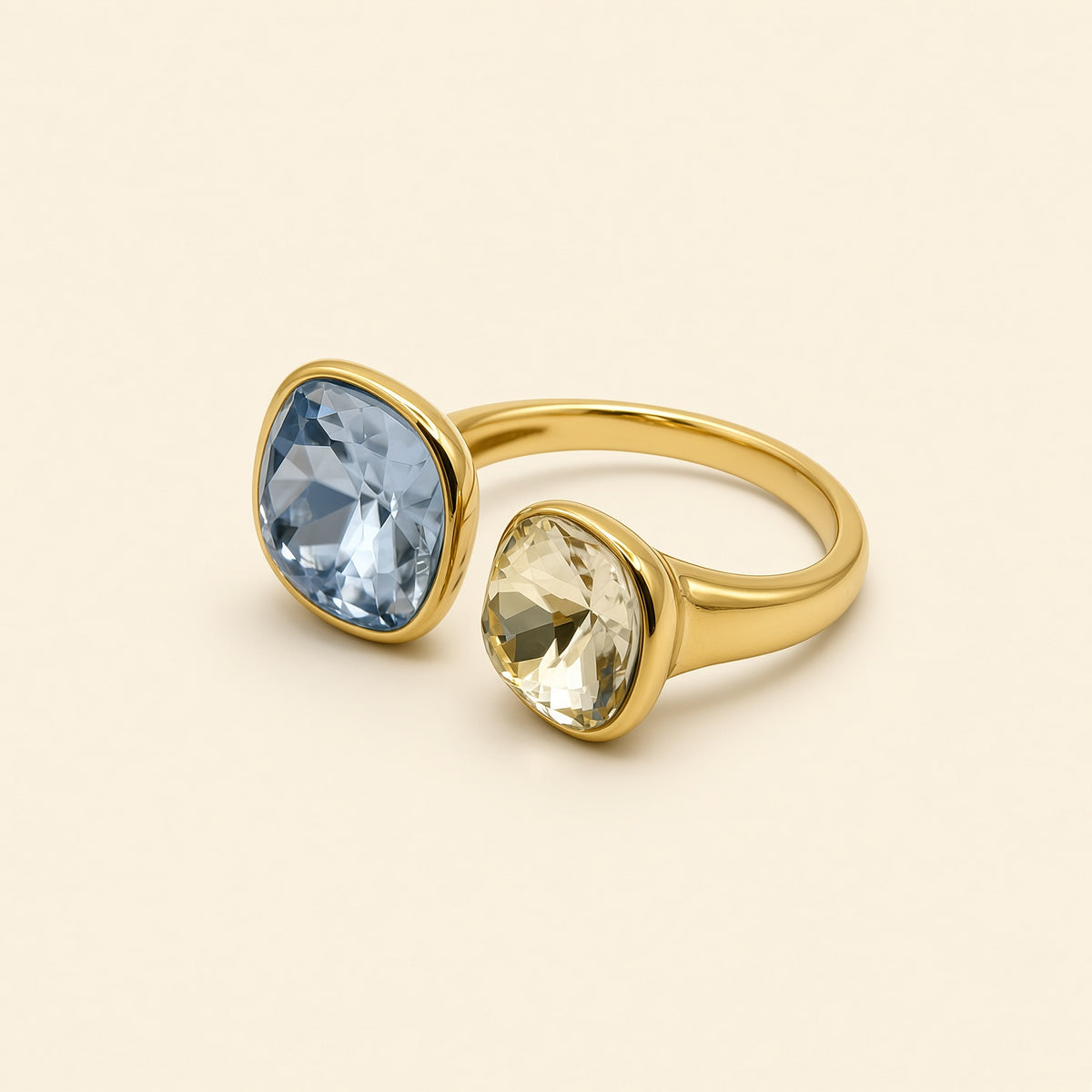 Bague ajustable Marilou dorée — vue de profil, anneau croisé