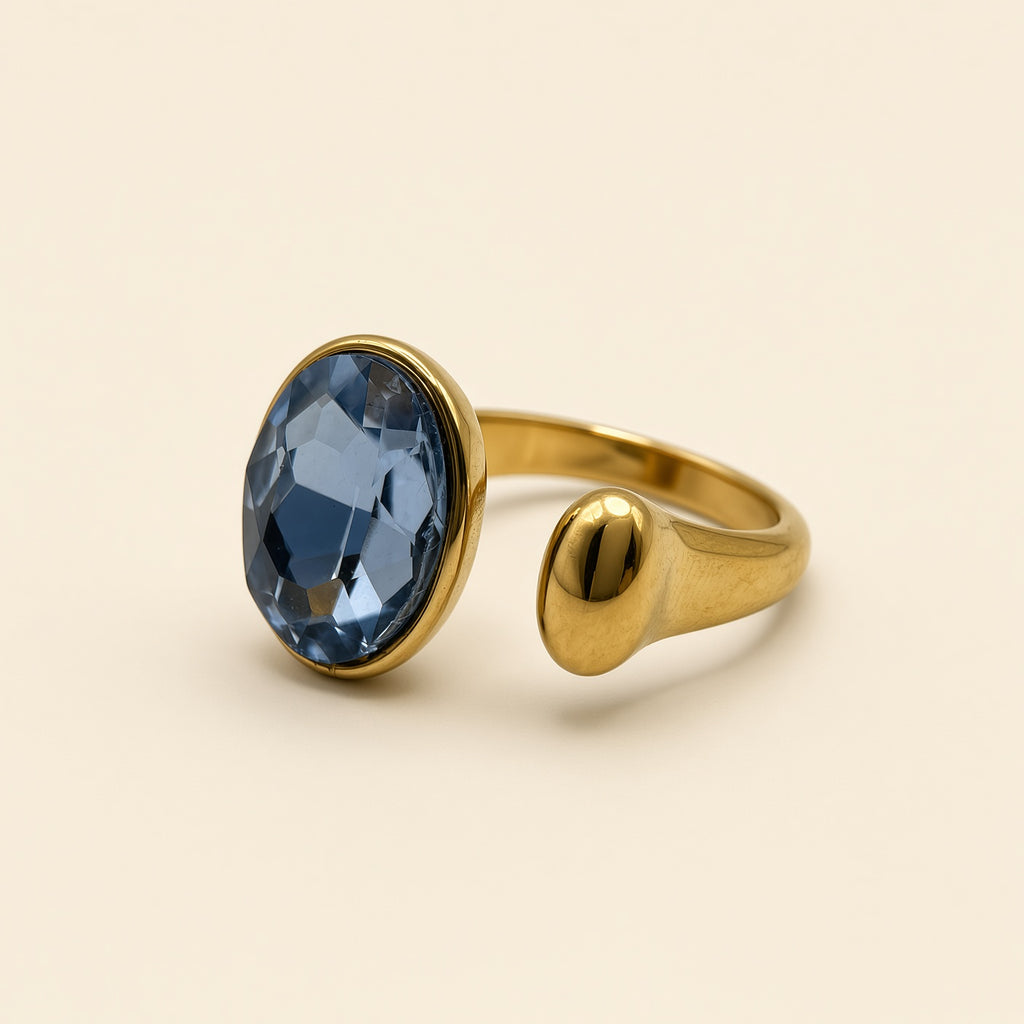 Bague ajustable Kylie dorée — vue de face, pierre bleue ovale