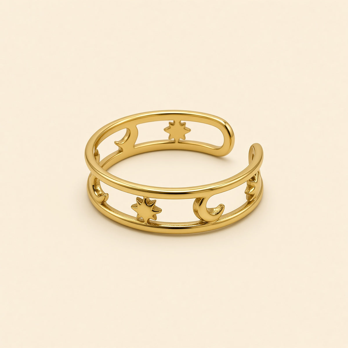 Bague ajustable Tani dorée — vue de profil, bande ajourée