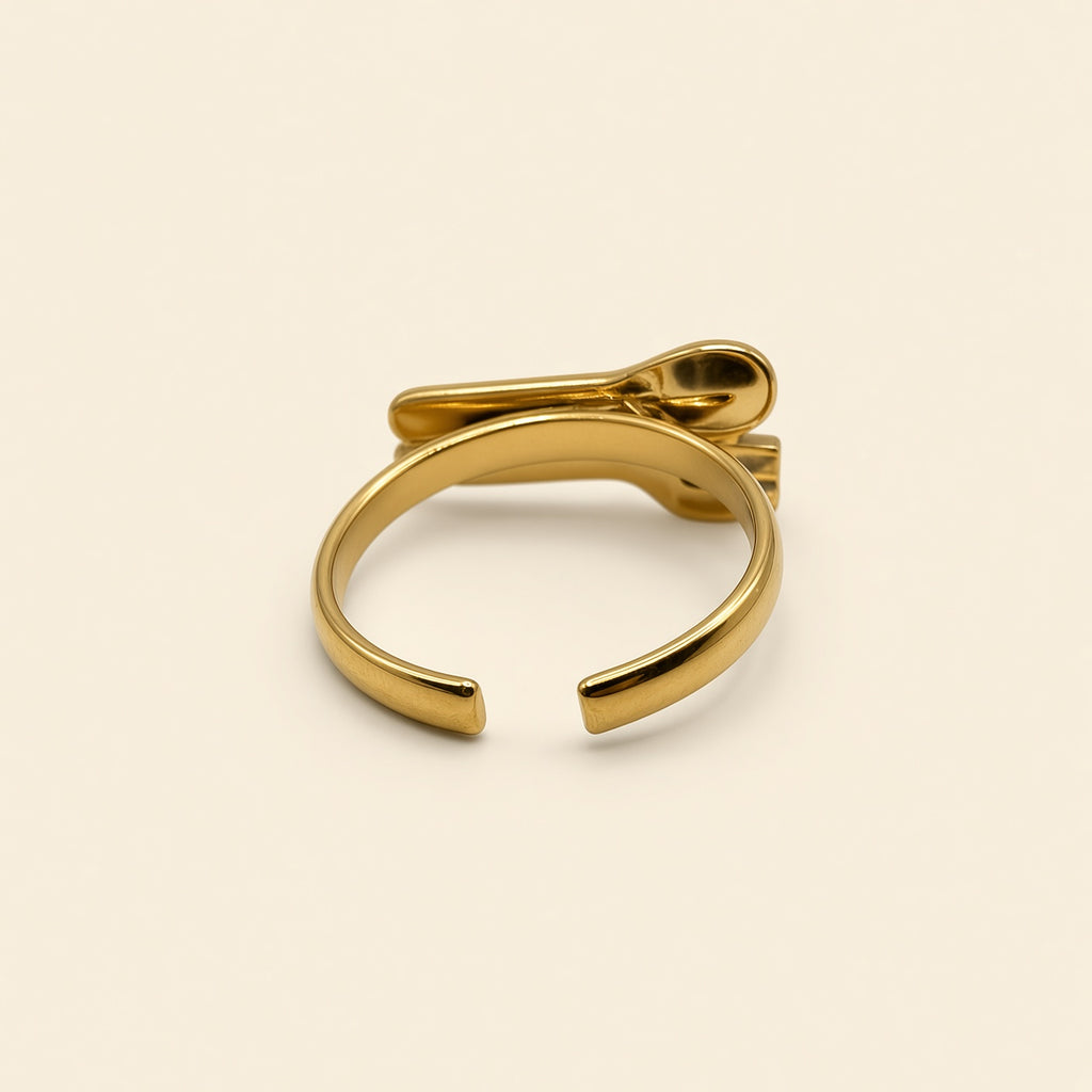 Bague ajustable Léonie dorée — vue de dos, anneau ouvert ajustable