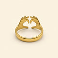 Bague ajustable Léonie dorée — vue de face, mains formant un cœur