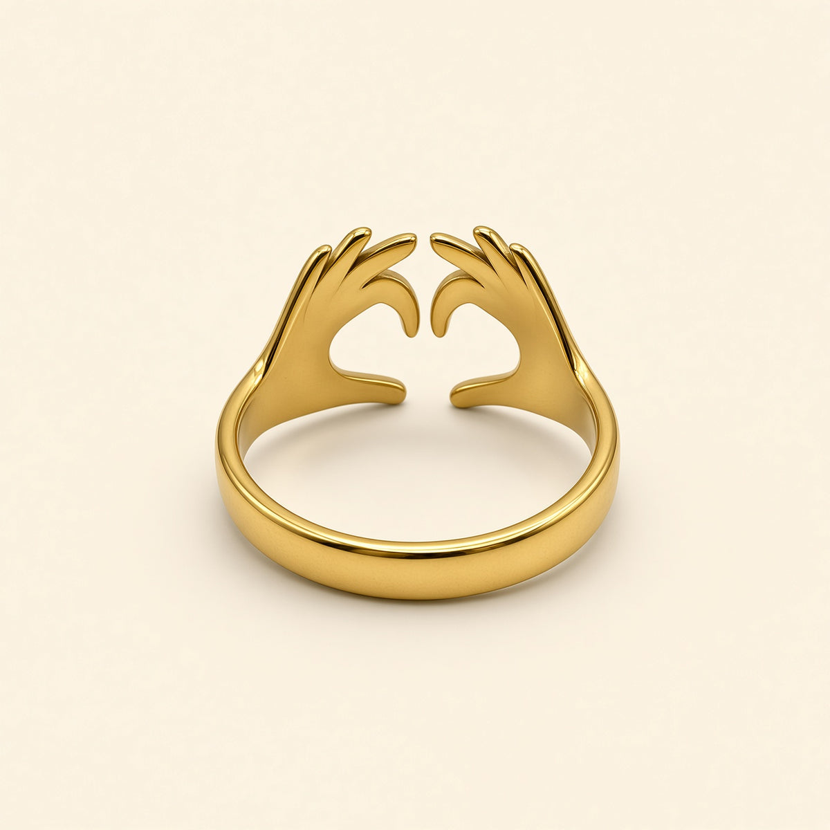 Bague ajustable Léonie dorée — vue de face, mains formant un cœur