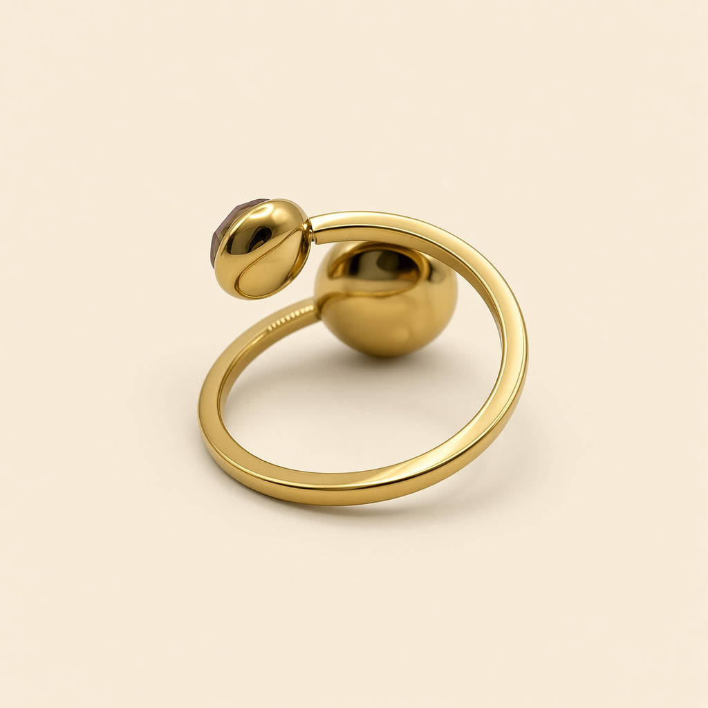 Bague ajustable Louise dorée — vue de dos, anneau ouvert ajustable