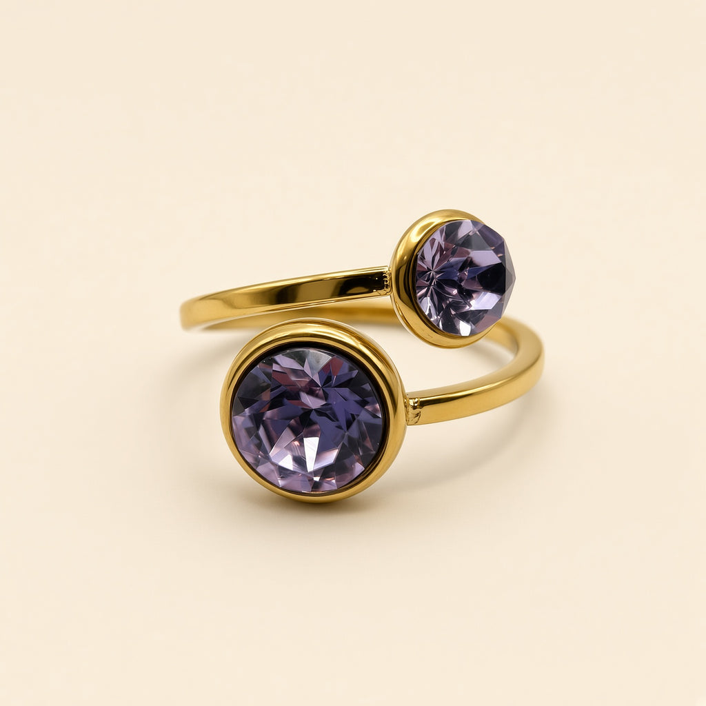 Bague ajustable Louise dorée — vue de face, deux pierres violettes