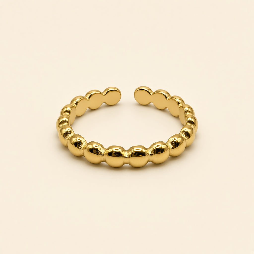 Bague ajustable Nina dorée — vue de dos, anneau ouvert ajustable