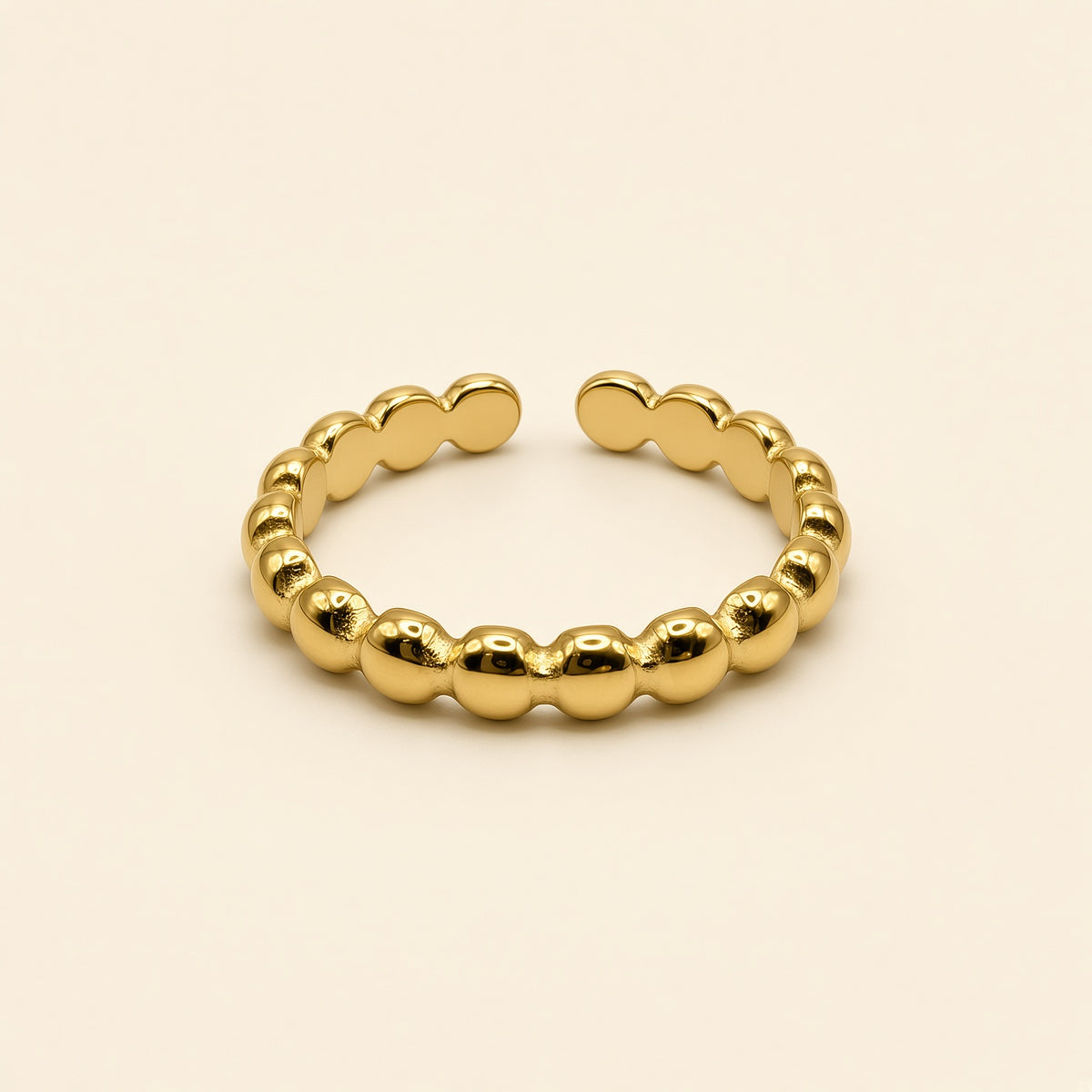 Bague ajustable Nina dorée — vue de dos, anneau ouvert ajustable